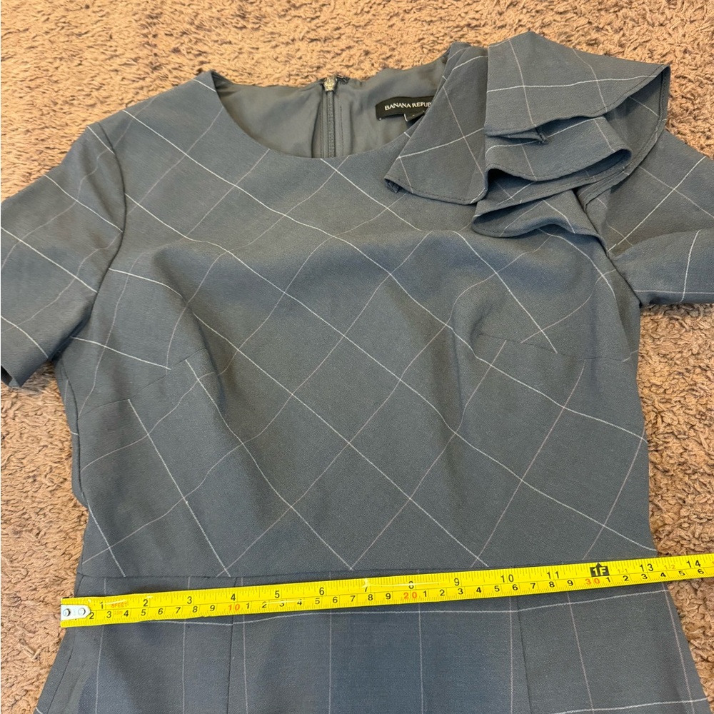 2 FOR $25 Banana Republic Gray Plaid Wool Sheath Dress Ruffle Shoulder Stretch 0 - Picture 5 of 8